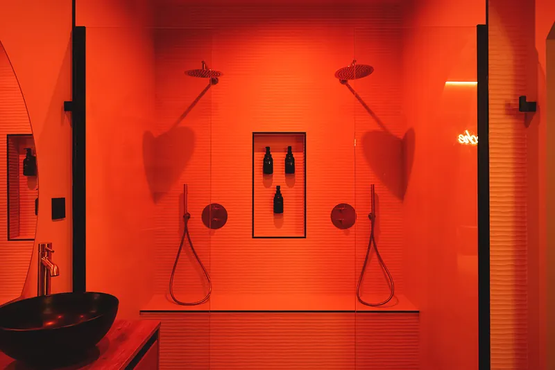 La salle d'eau en chromothérapie orangée