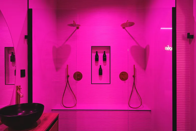 La double douche en lumière rose