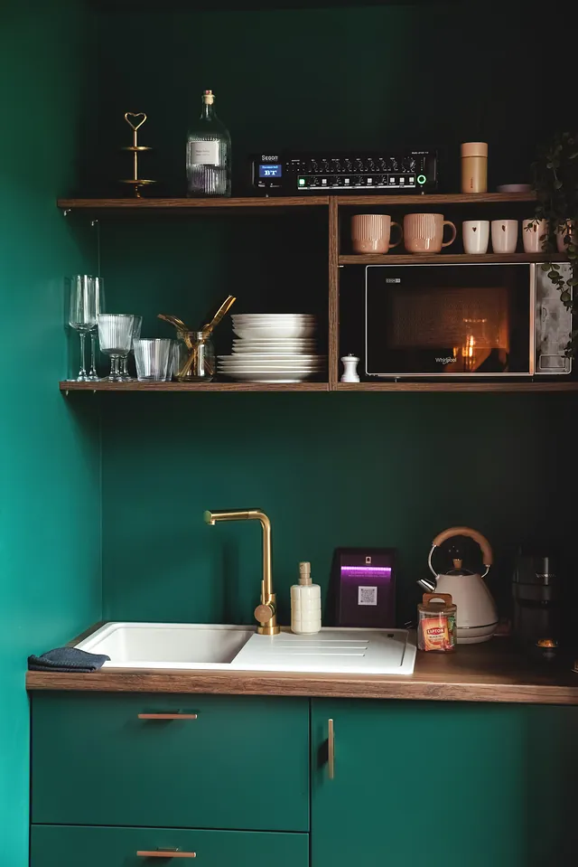 Kitchenette vert profond, vaisselle et machine à café